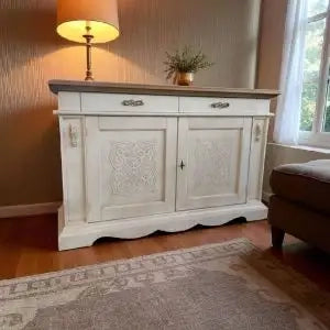 Credenza madia Alberta in legno 2 ante 2 cassetti bianco anticato e noce scuro con rilievo