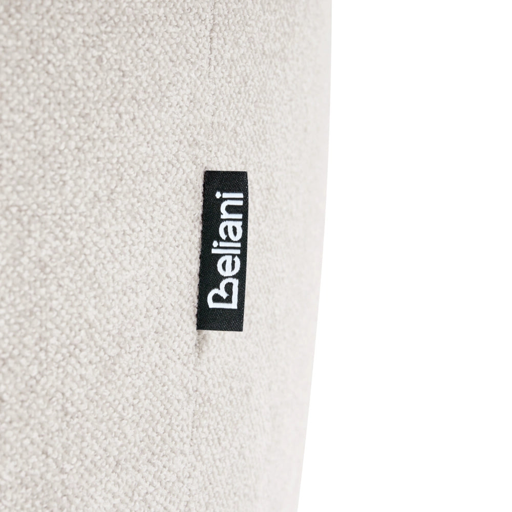 Poltrona in tessuto bianco con rivestimento in peluche, gambe cilindriche e stile organico