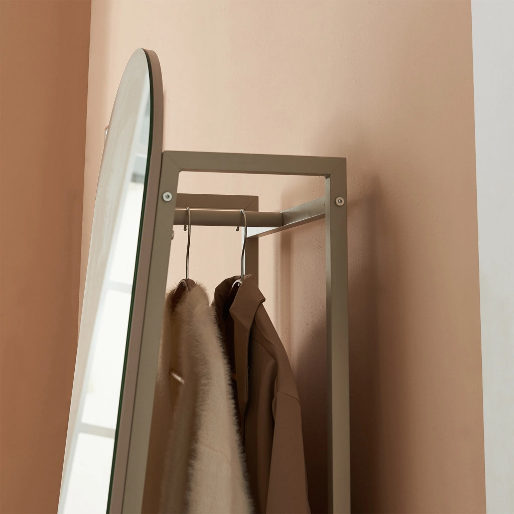 Specchio da Terra Frenraby con Appendiabiti e Ripiani 165 x 40 x 35 cm - Avena Oatmeal [en.casa]
