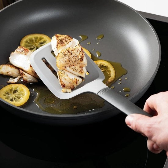Spazzola con impugnatura in silicone e nylon, resistente alla lavastoviglie, con superficie morbida e manico grigio con canale.