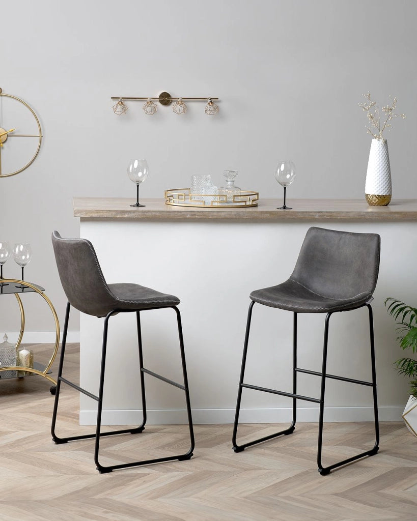 Set di 2 sgabelli da bar rivestimento in tessuto grigio scuro gambe in metallo Nero poggiapiedi industriale
