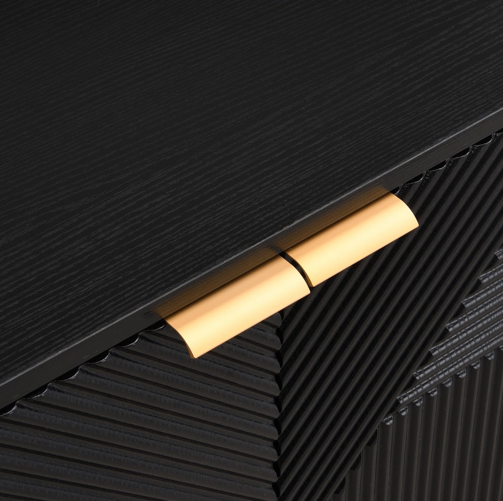 Credenza nera in MDF con 4 ante incise; ripiani interni regolabili e gambe regolabili