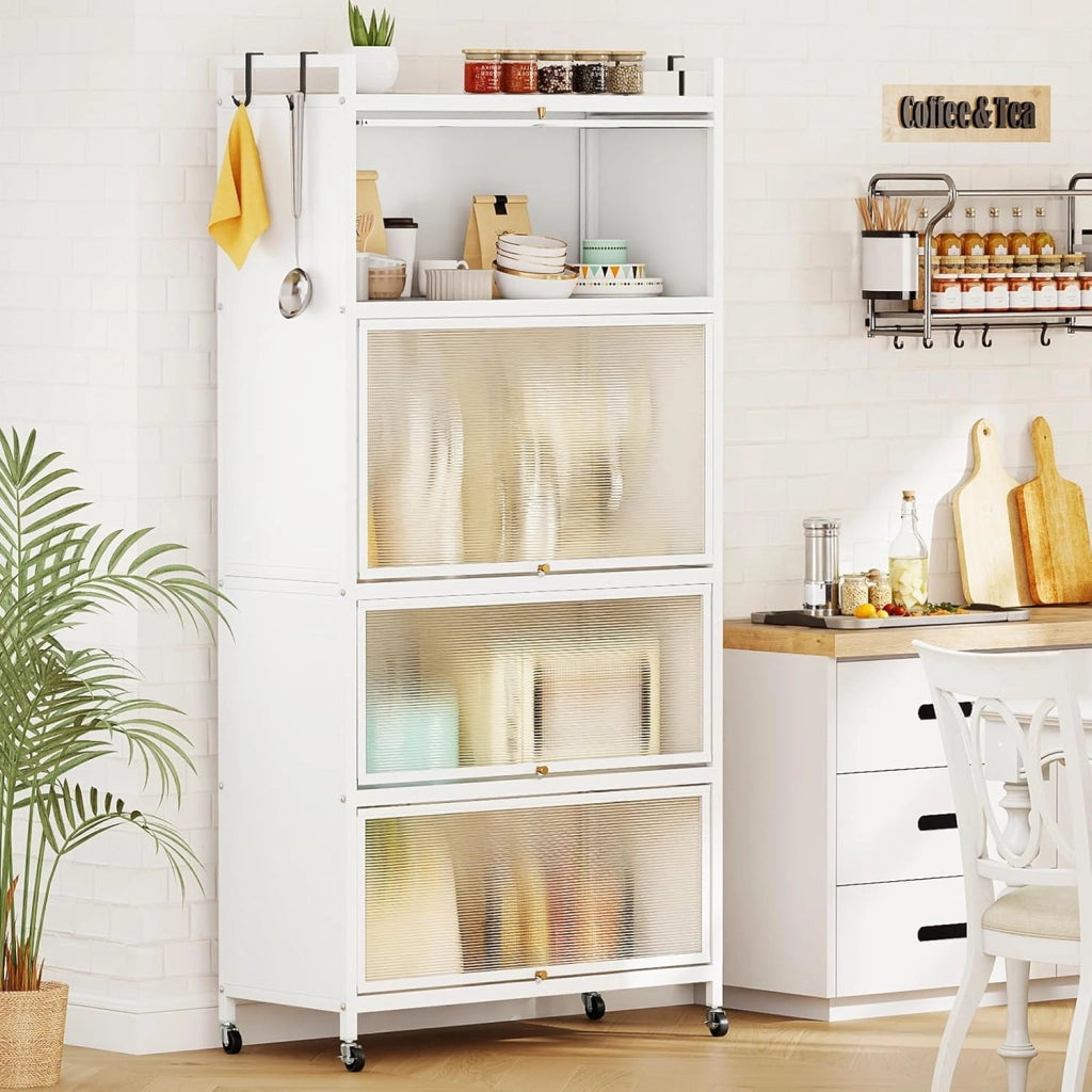 Armadio da Cucina a 5 Ripiani, Mobile Dispensa Cucina con Ruote Girevoli, 4 Porte PC a Ribalta e 4 Ganci, Mensola Microonde in Metallo per Soggiorno, Cucina, Sala da Pranzo (Bianco)