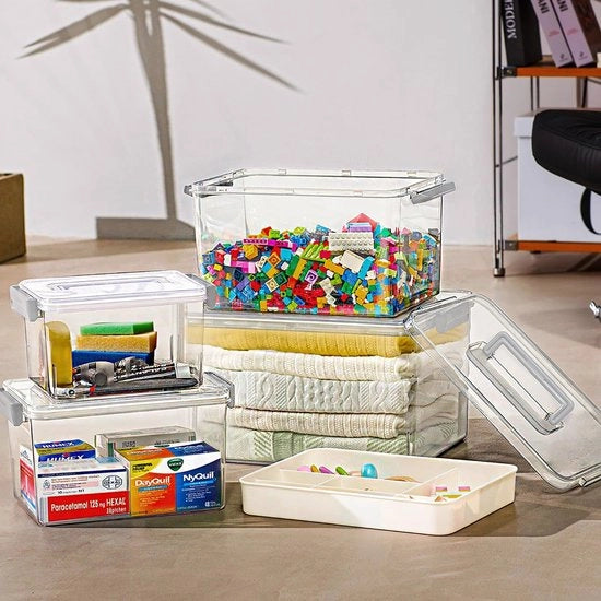 Scatola trasparente per archiviazione con coperchio, maniglia, scatole di plastica stivabili con chiusure sicure, protezione e ordine per abiti, giocattoli, snack, diverse misure, set da 4.