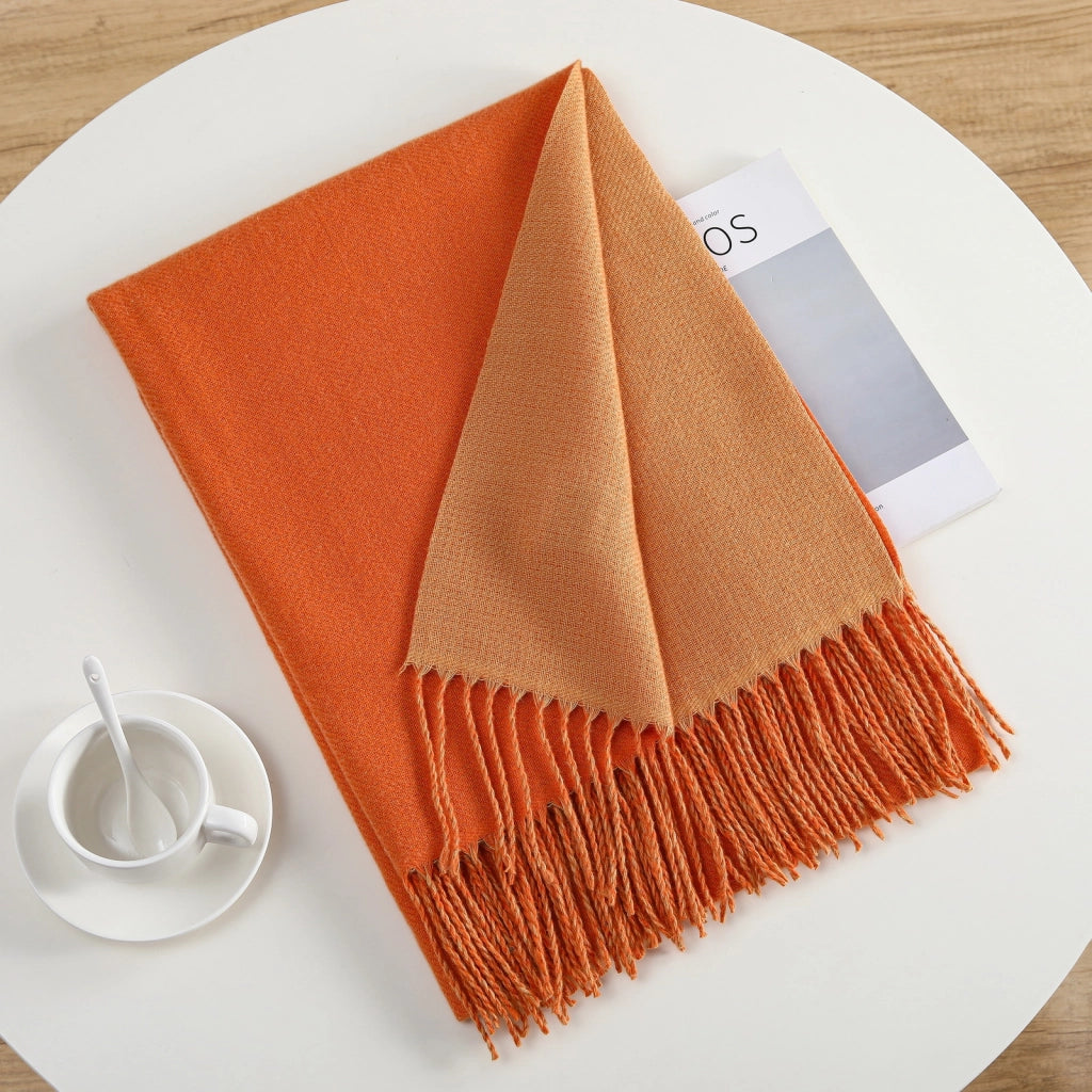Elegante e semplice sciarpa calda in cashmere a tinta unita, ideale per gli spostamenti quotidiani.