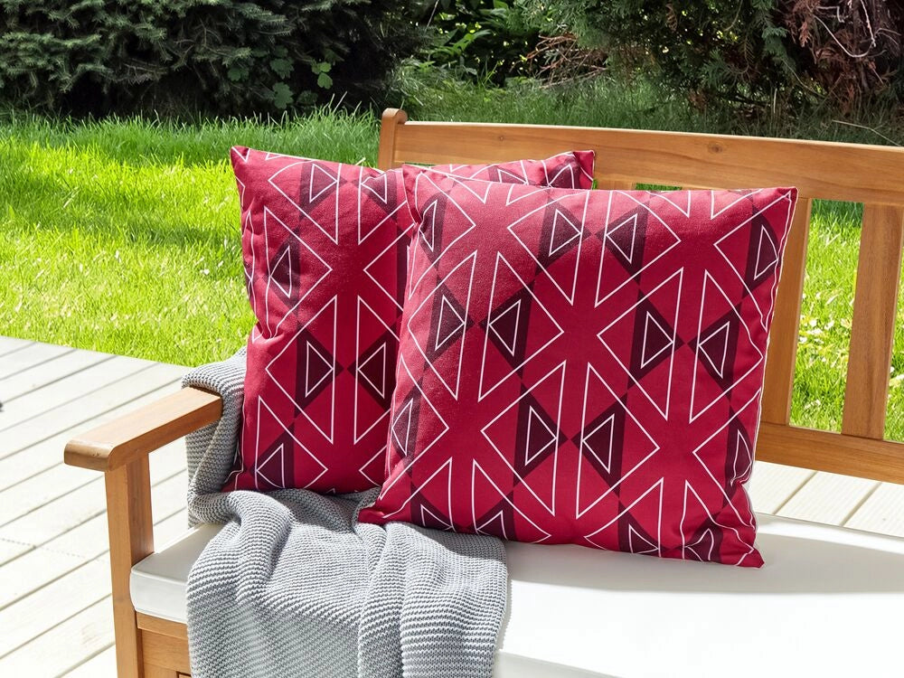 Set di 2 cuscini da giardino in poliestere fucsia con motivo geometrico 45 x 45 cm rettangolari moderni per esterni resistenti all'acqua.