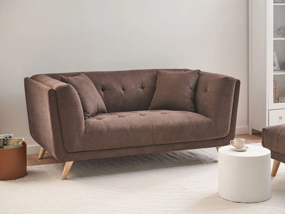 Divano a 2 posti in tessuto con cuscini decorativi, gambe in legno e trapuntatura decorativa, stile retrò marrone scuro