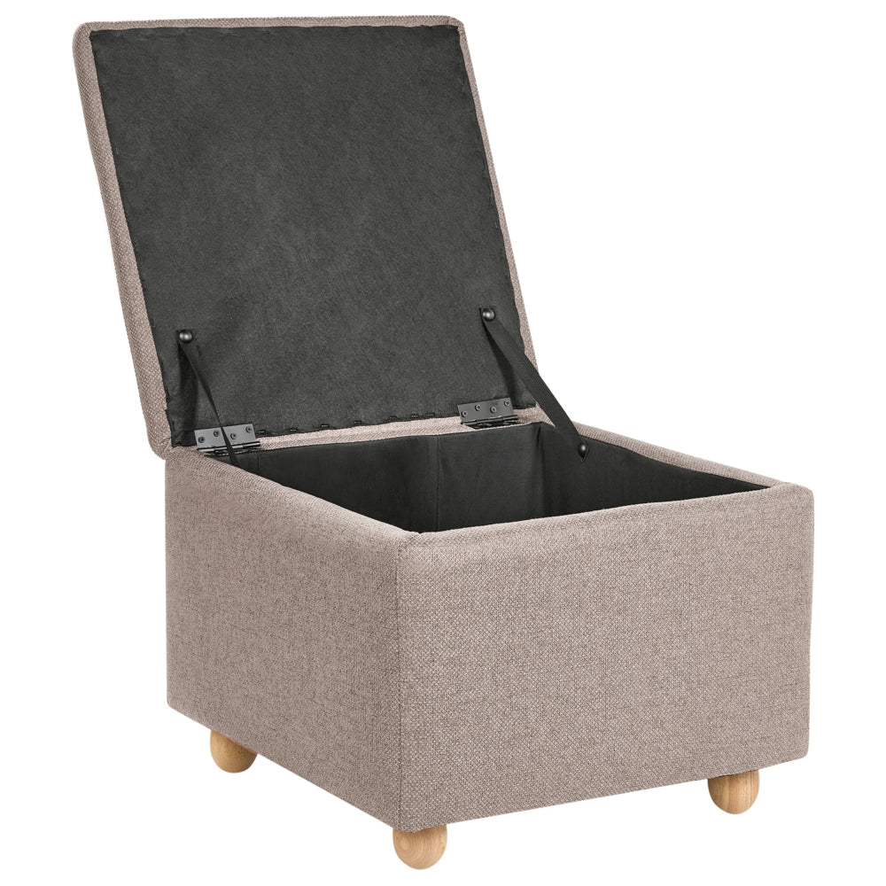 Pouf contenitore in tessuto beige con finitura idrorepellente. Poggiapiedi imbottito con contenitore e seduta per ingresso.