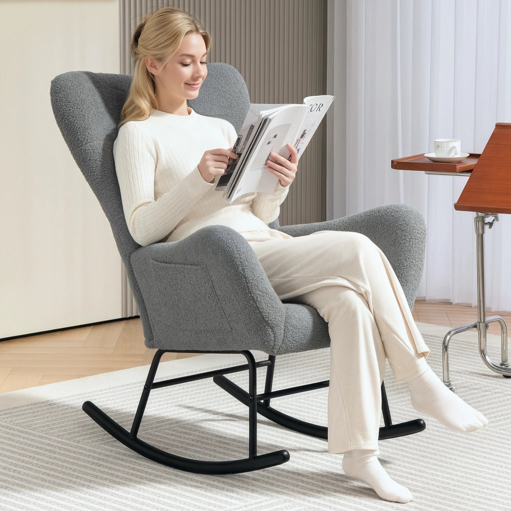 Sedia a dondolo con tasca laterale e struttura in metallo con tessuto teddy grigio per relax quotidiano 67 × 95 × 100 cm