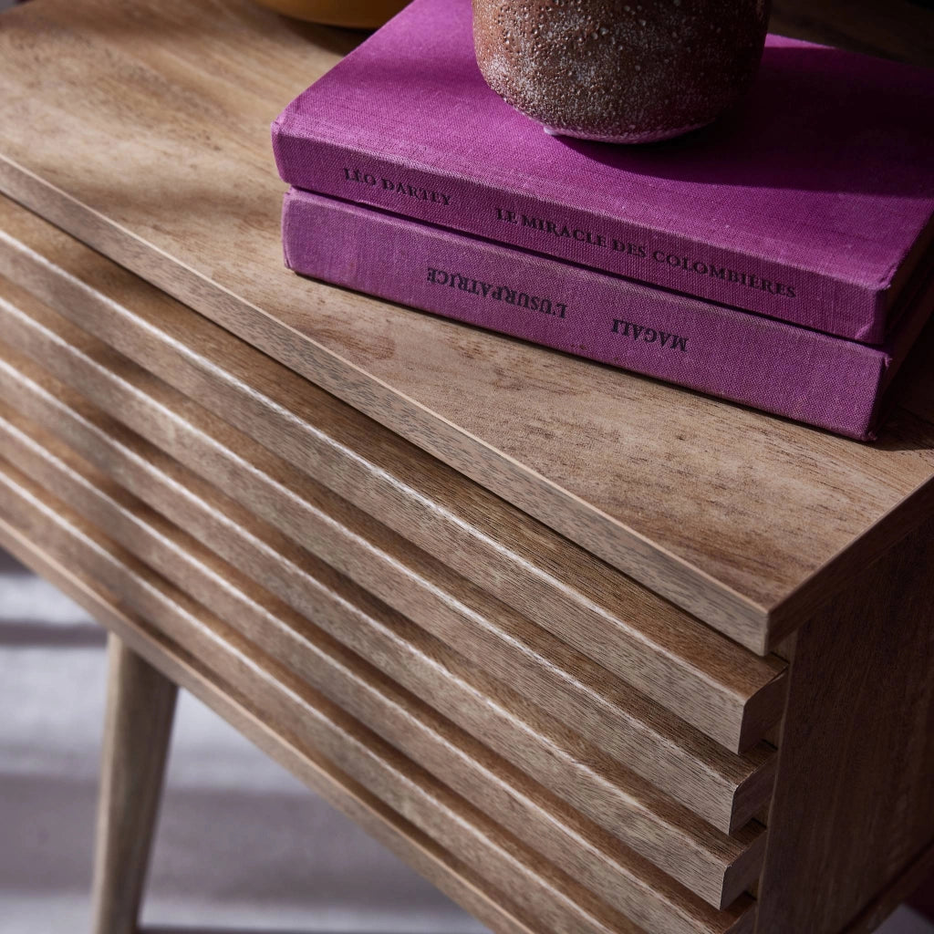 Comodino scandinavo con decori in legno scanalato, marrone naturale