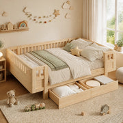 Letto per bambini in legno massiccio con sponde protettive e due cassetti, finitura legno 140 × 200 cm