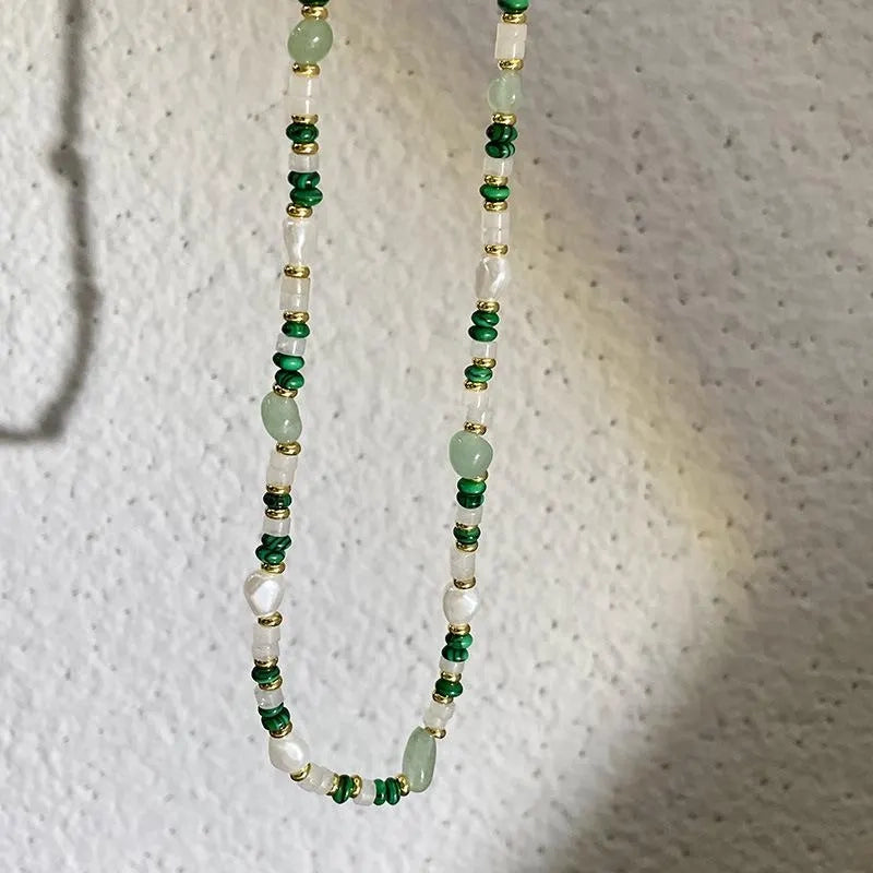 Collana fatta a mano con perle naturali e malachite verde, regalo di Natale o di compleanno.