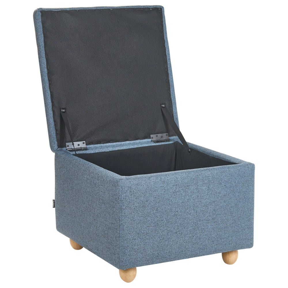 Pouf contenitore in tessuto blu con finitura idrorepellente. Poggiapiedi imbottito con contenitore e seduta per ingresso.