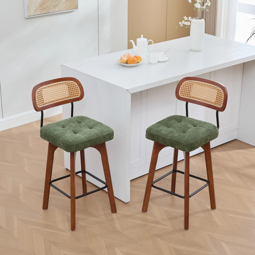 Sgabello da bar girevole a 360° con schienale in rattan; chenille verde