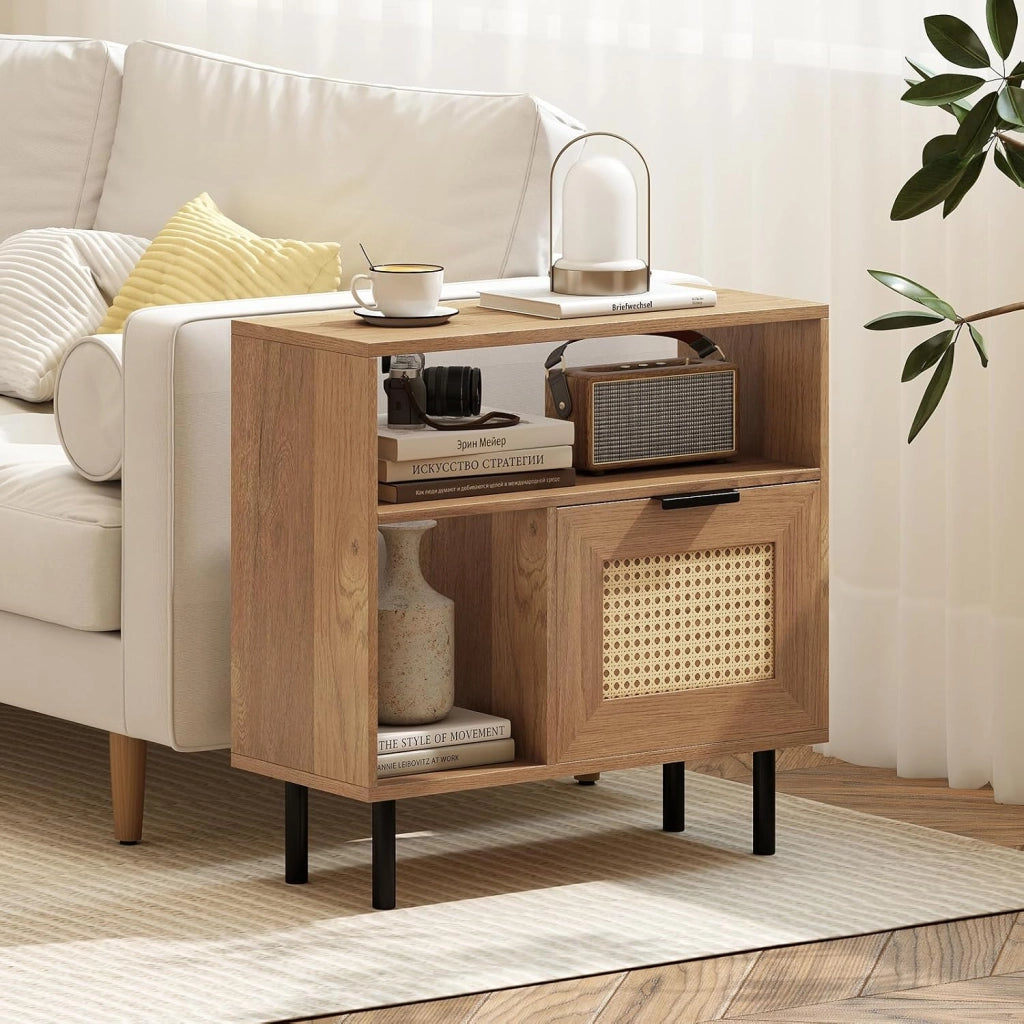 Tavolino da Salotto Boho in Rattan, Comodino con Ripiano Portaoggetti, Armadietto e Gambe in Metallo, Tavolino Versatile per Soggiorno, Camera da Letto e Ingresso