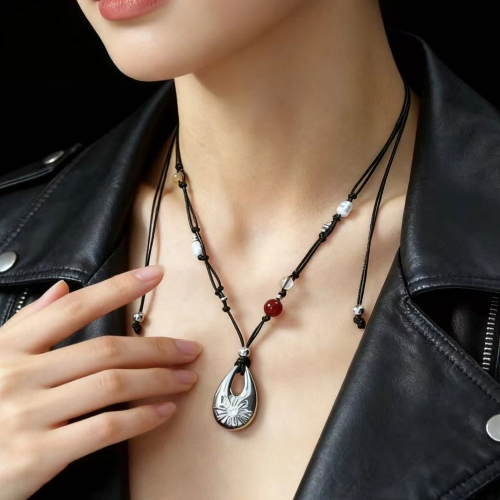 Collana con fiore a goccia in metallo traforato