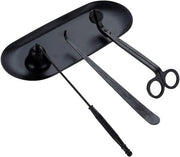 Accessori per candele in un solo set: estinguidore di candele, soffiatore di candele e cucchiaio di cera, confezionato in una elegante scatola regalo nera.