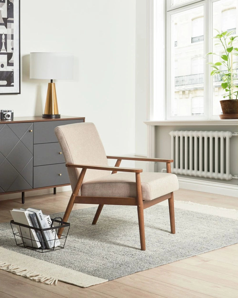 Poltrona da salotto con rivestimento in tessuto beige con struttura in legno stile retrò