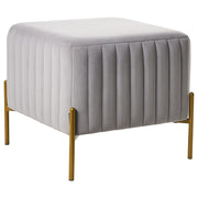 Pouf rivestito in velluto grigio con gambe in metallo dorato seduta quadrata 47 x 47 cm per un salotto glamour