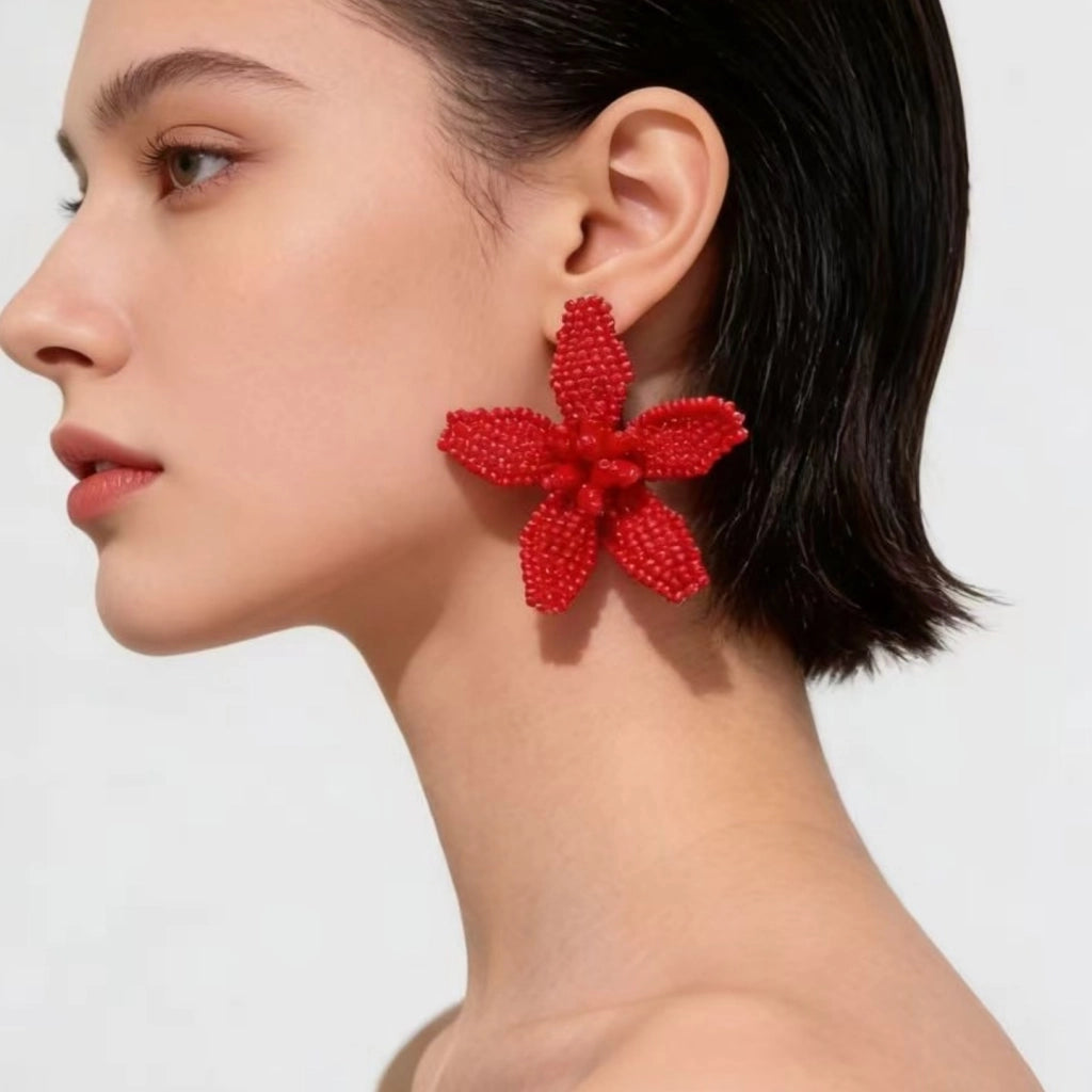 Orecchini a forma di fiore con perline rosse intrecciate a mano