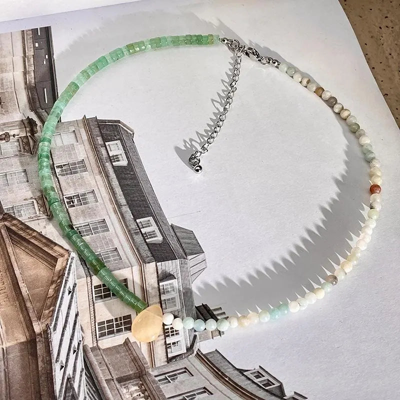 Collana fatta a mano con perline di pietra verde: gioiello leggero con perline.