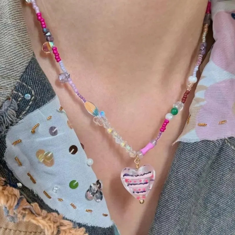 Collana a forma di cuore con perline di vetro: gioielli fatti a mano rosa e viola