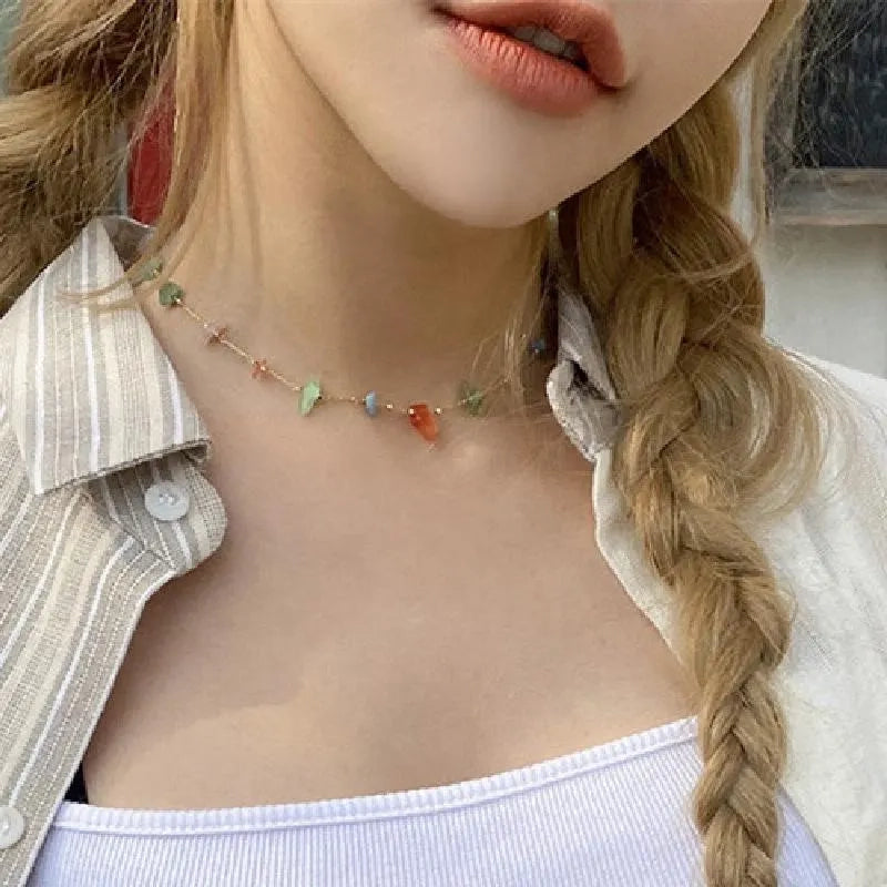 Collana fatta a mano con pietre naturali colorate e cristalli