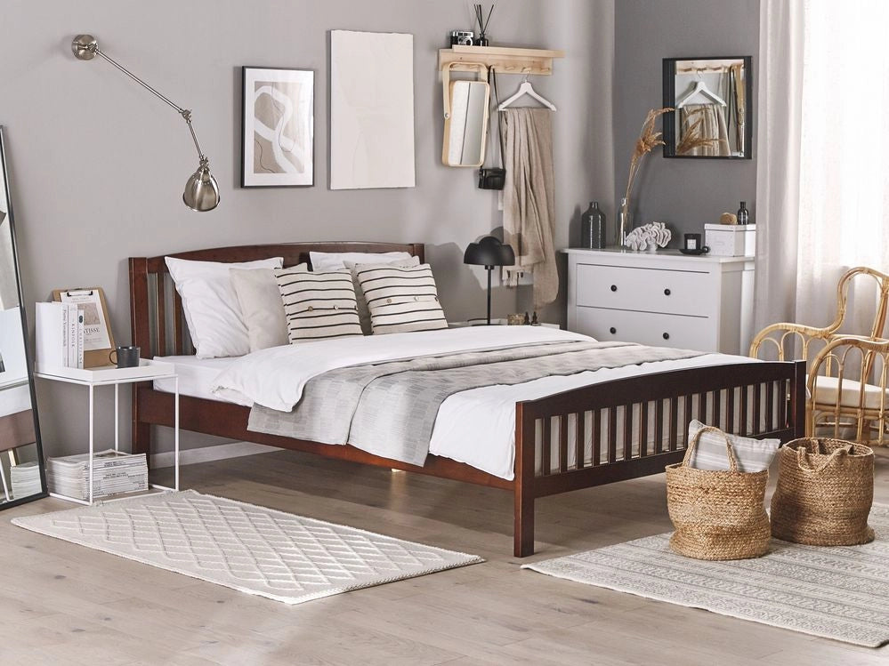 Letto in legno massello scuro 180 x 200 cm a doghe con pediera della testiera