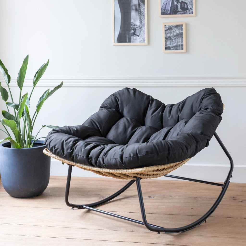 Sedia a dondolo in rattan sintetico con cuscino nero CINTA
