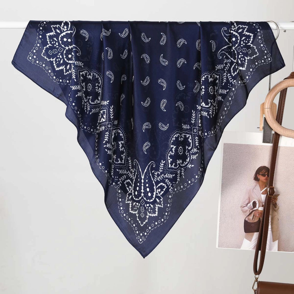 Eleganti e trendy sciarpe di seta da donna, realizzate in pura seta.