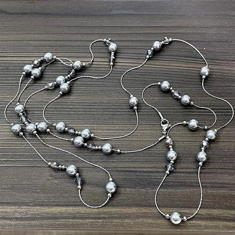 Collana lunga fatta a mano con perle grigie e gypsophila, regalo di Natale o compleanno.