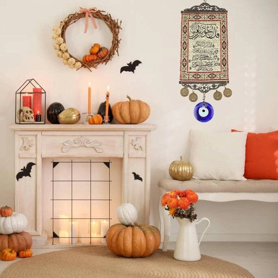 Parete decorativa con occhi a protezione del malocchio in vetro blu trasparente.