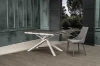 E-STYLO Tavolo allungabile con top cemento grigio in melaminico e base in metallo bianco, 90cm X 140/ 190cm H. 76cm.