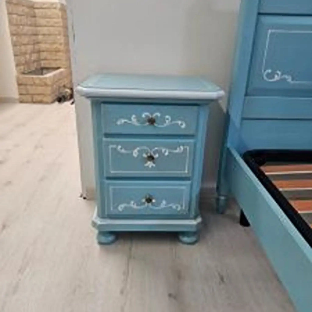Comodino in legno massiccio azzurro anticato mod Napoli decoro provenzale con filo bianco