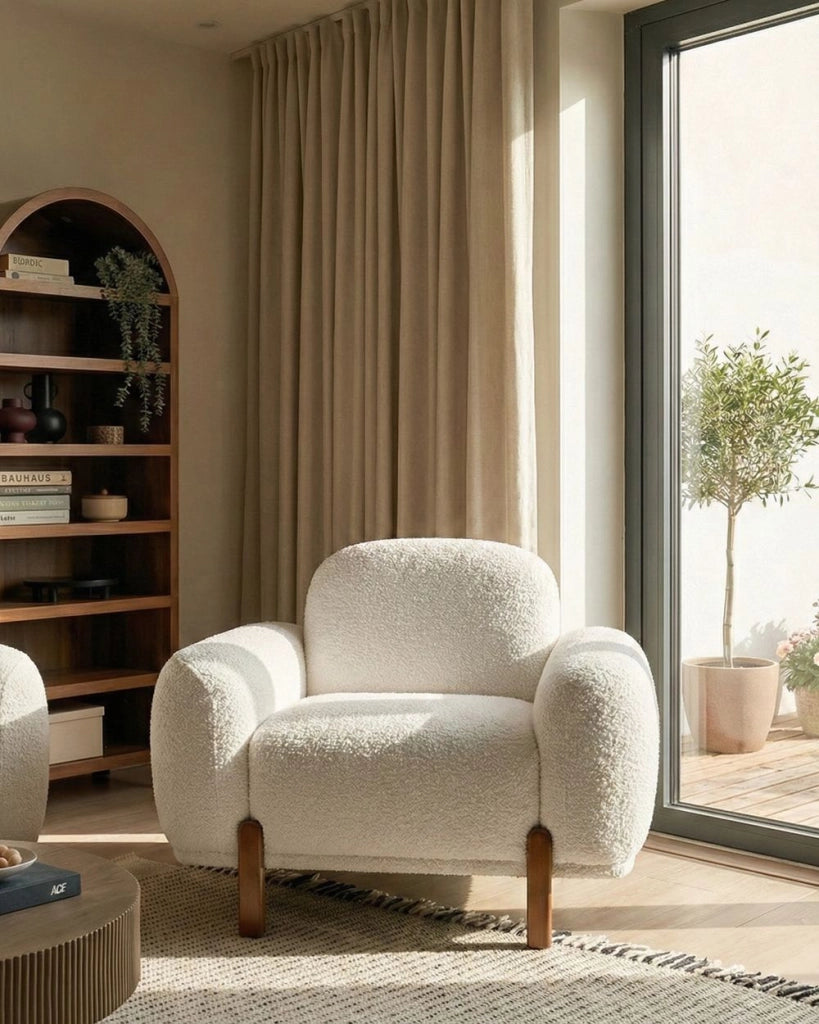 Poltrona bianca bouclé imbottita morbida moderna organica bassa curvilinea stile moderno