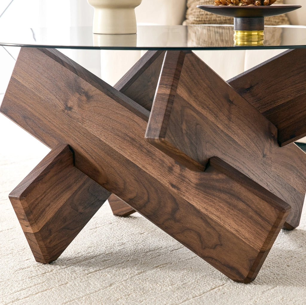 Tavolino da caffè rotondo con piano in vetro temperato e base geometrica in MDF; noce