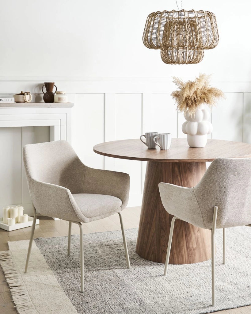 Set di 2 sedie da pranzo imbottite beige chiaro con braccioli e base in metallo design moderno
