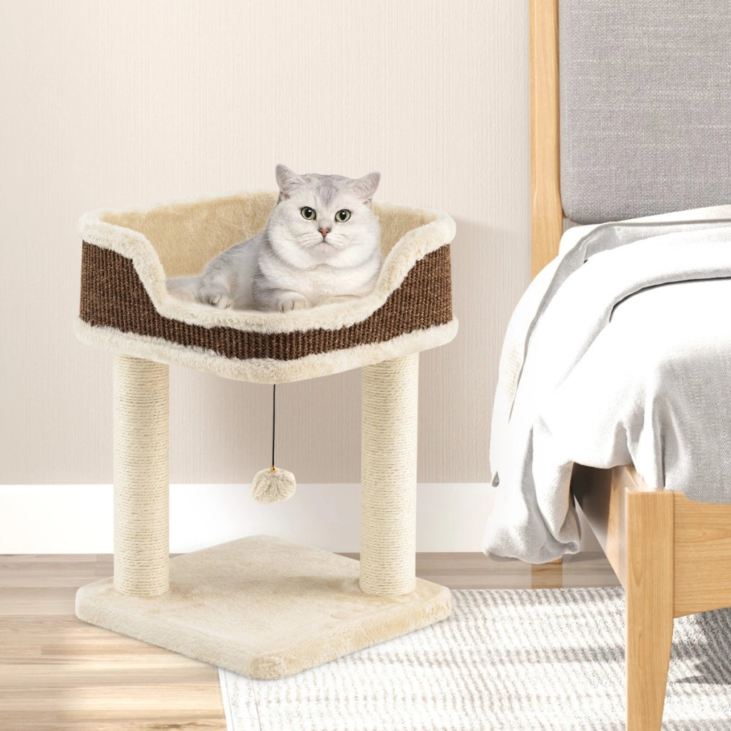 Albero per gatti da interno con palla pendente, Torretta per gatti con posatoio in peluche e pali graffianti in sisal Beige-Alberi Tiragraffi