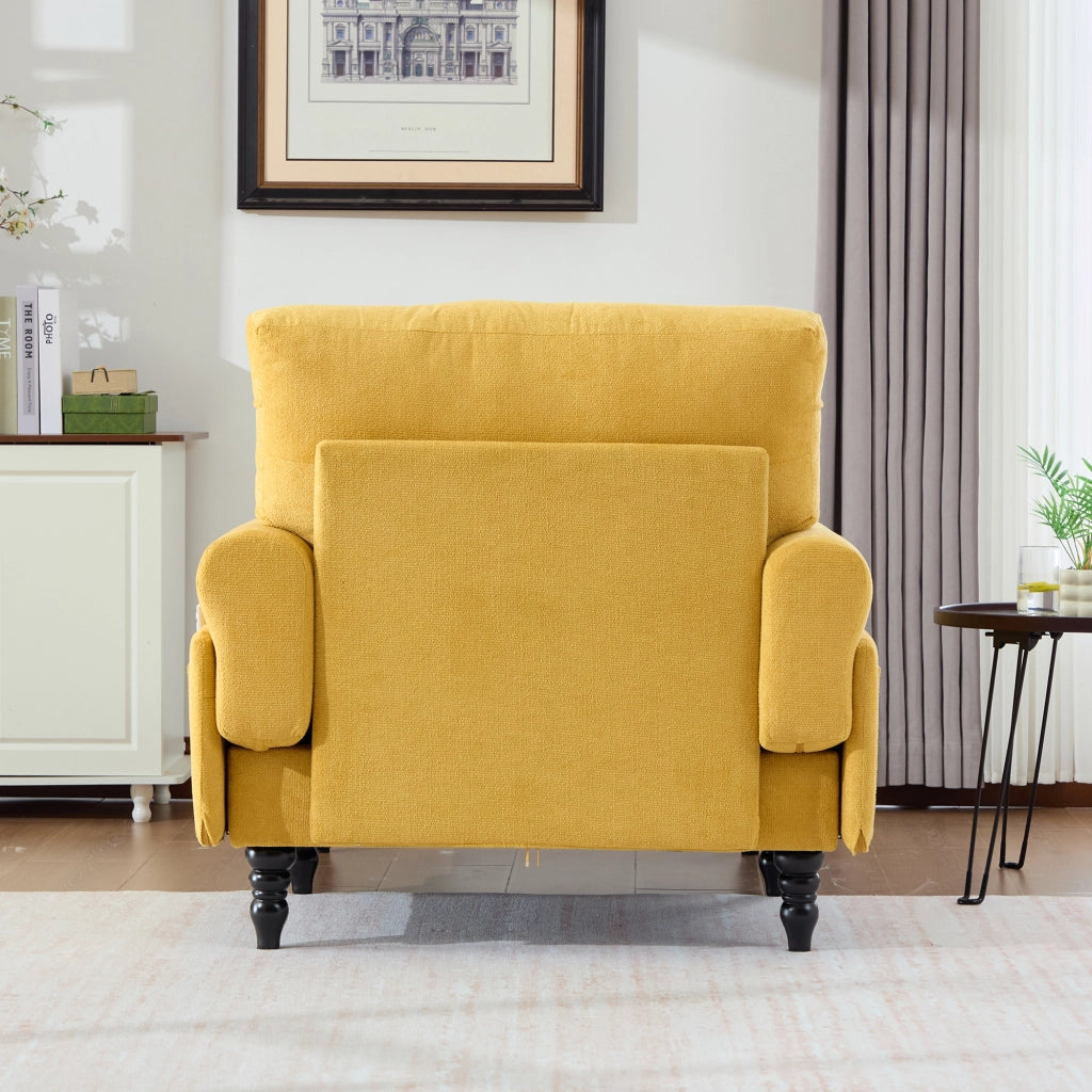 Poltrona lounge in chenille color senape con seduta ampia, schienale morbido, braccioli e tasche laterali
