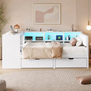Letto piattaforma 140x200 cm con testiera imbottita; ripiani; cassetti; LED e stazione di ricarica; bianco