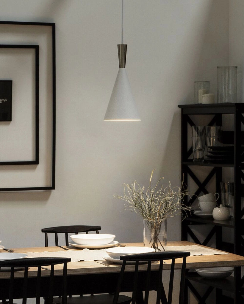 Lampada a sospensione a sospensione con paralume bianco cono geometrico dal design moderno e minimalista