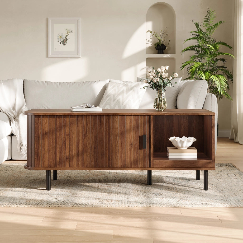 Tavolino da caffè 110x40x55 cm con porta scorrevole e vano a giorno in MDF e truciolare noce