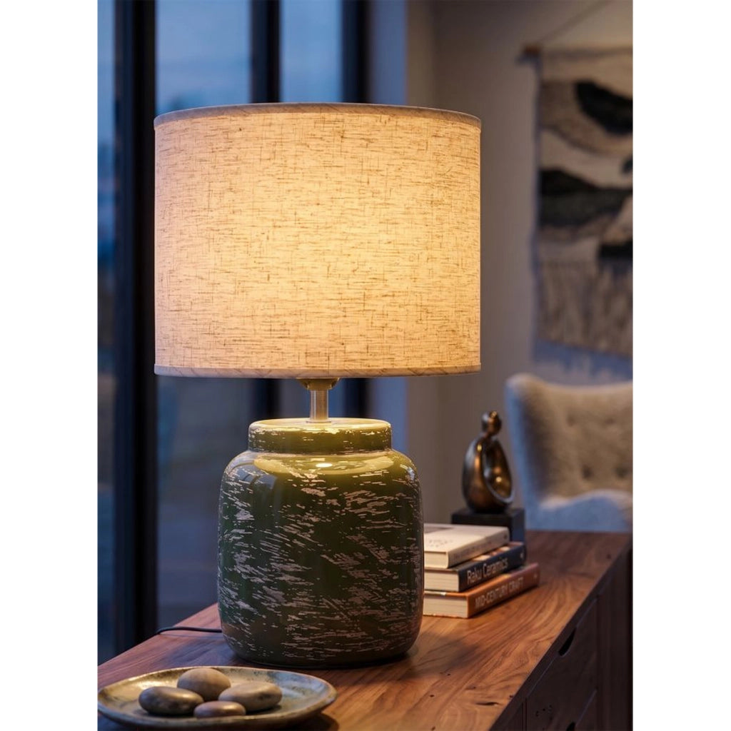 Lampada da tavolo in ceramica verde con paralume in tessuto