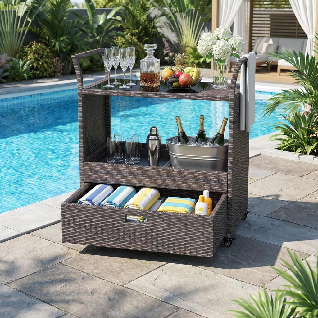 Carrello Bar in Rattan PE, Tavolo Bar da Esterno con Ruote, Ripiano Aperto, Cassetto e Piano in Vetro Temperato, Carrello di Servizio con Maniglie per Giardino, Cortile, Piscina, 85 X 47 X 92 CM
