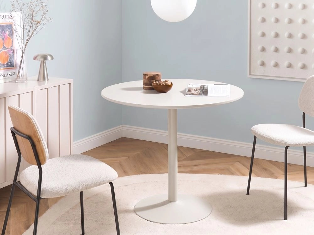 Tavolo da pranzo e da cucina rotondo in stile boho con piano in MDF (ø 90 cm), base in ferro verniciata a polvere e impiallacciatura in beige chiaro