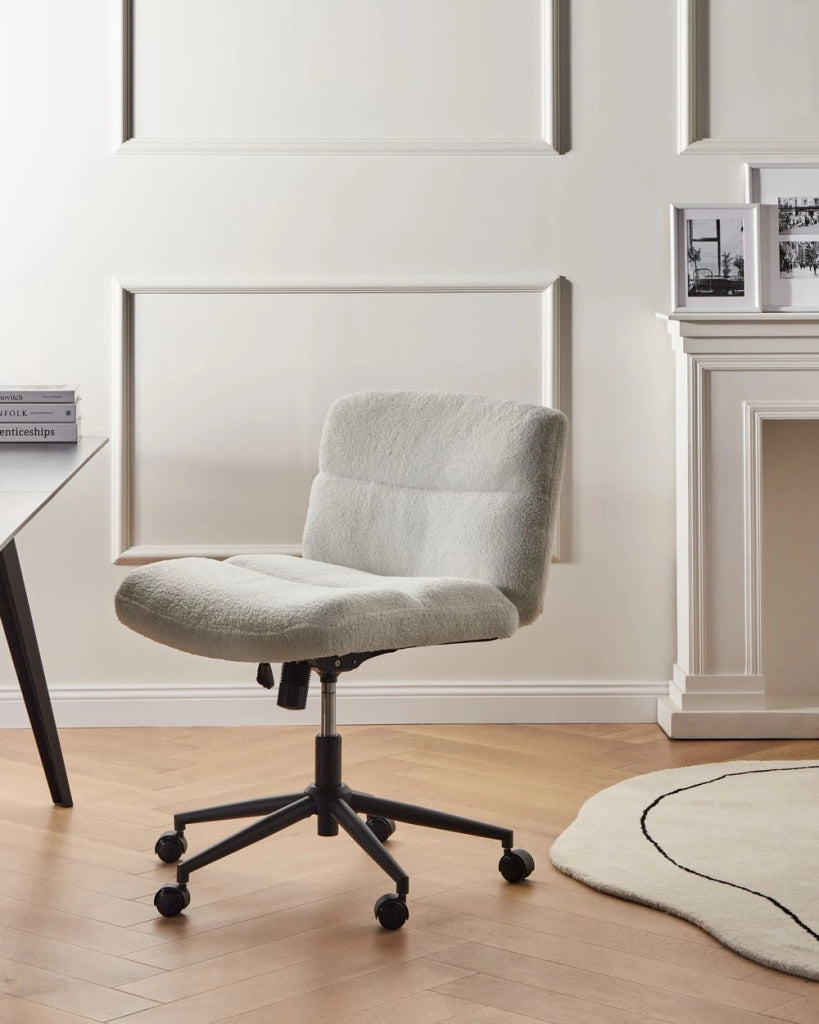 Sedia da scrivania per ufficio Bianco Boucle Teddy Rivestimento ampio senza braccioli Seduta pneumatica Base girevole Inclinabile