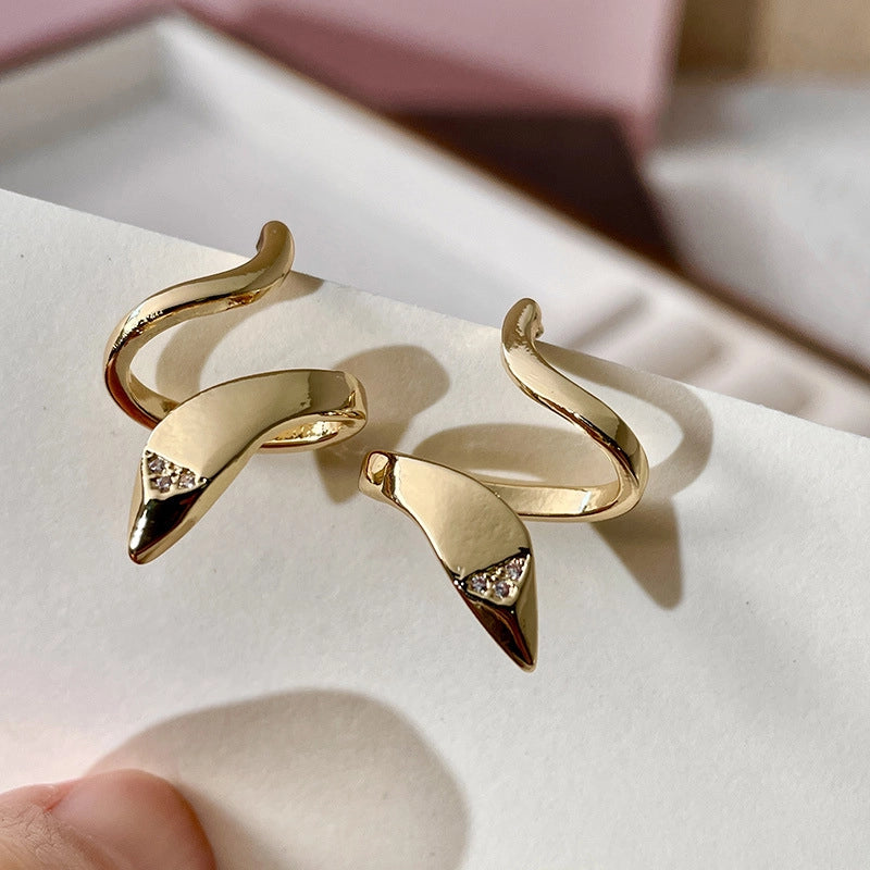Orecchini a forma di serpente in oro dal design di nicchia europeo e americano.