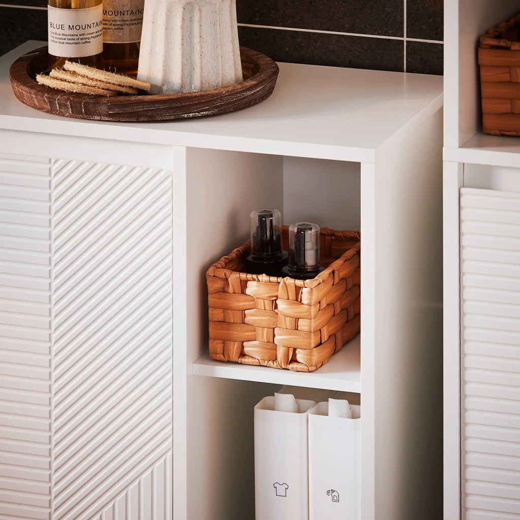 Mobile lavanderia con sacchi portabiancheria pieghevoli Mobiletto Basso da Bagno con Cesto per Biancheria e 3 Ripiani Aperti Bianco 50x30x86 cm BZR156-W