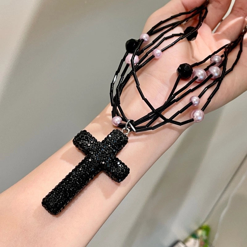 Collana da donna con croce in strass neri e cristalli, girocollo a pi¨´ strati con perline.