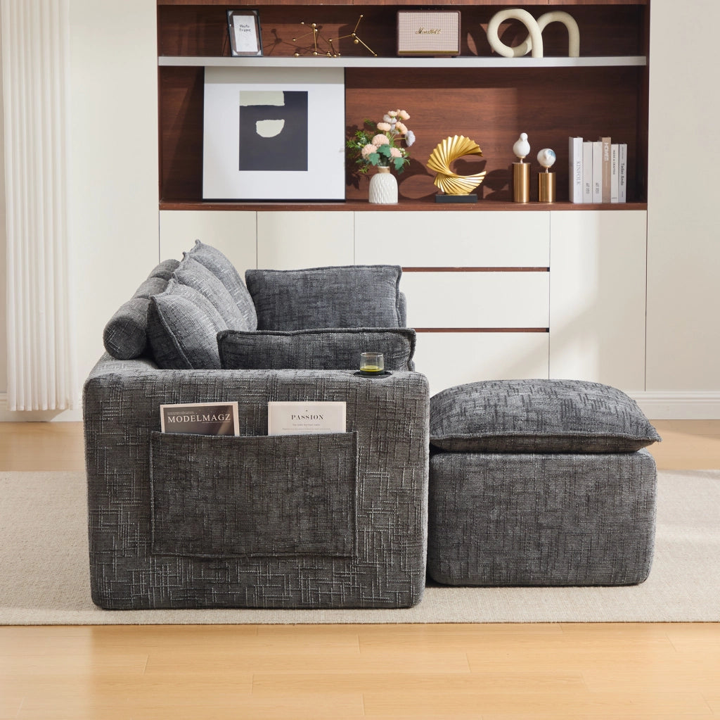 Divano modulare 3 posti in tessuto chenille grigio con pouf, cuscini, portabicchieri e tasche laterali